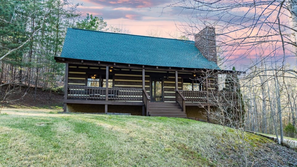 Welcome to your peaceful Oasis! Enjoy mountain views with sunsets in the distance as you sit on the front porch of your own private cabin!