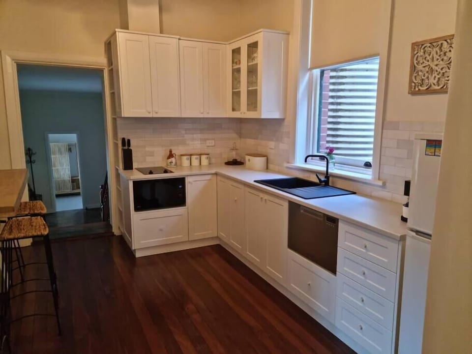 Deluxe House, 2 Bedrooms | Private kitchen | Oven, stovetop, dishwasher, coffee/tea maker