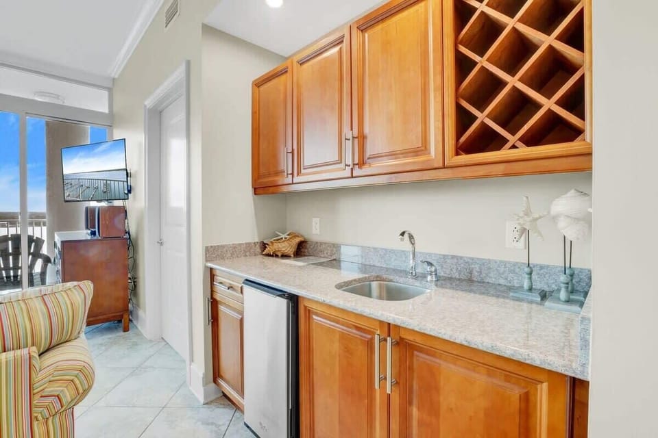 Wet Bar with Ice Maker 