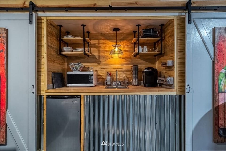 Kitchenette. 