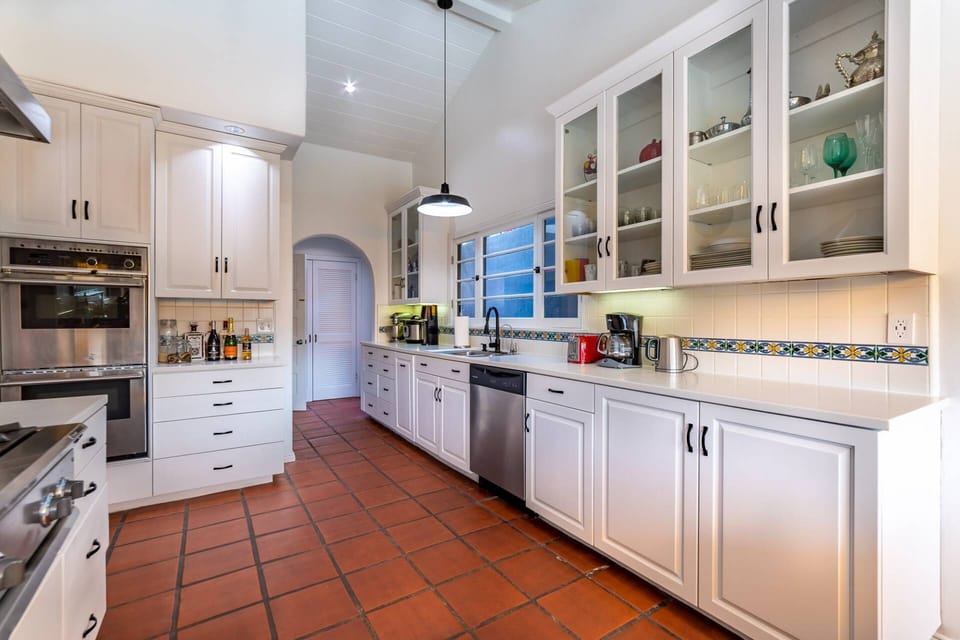 Modern Kitchen w Full Amenities Dishwasher, Microwave, Coffee Maker, Instapot, Waffle Maker, Toaster plus More!