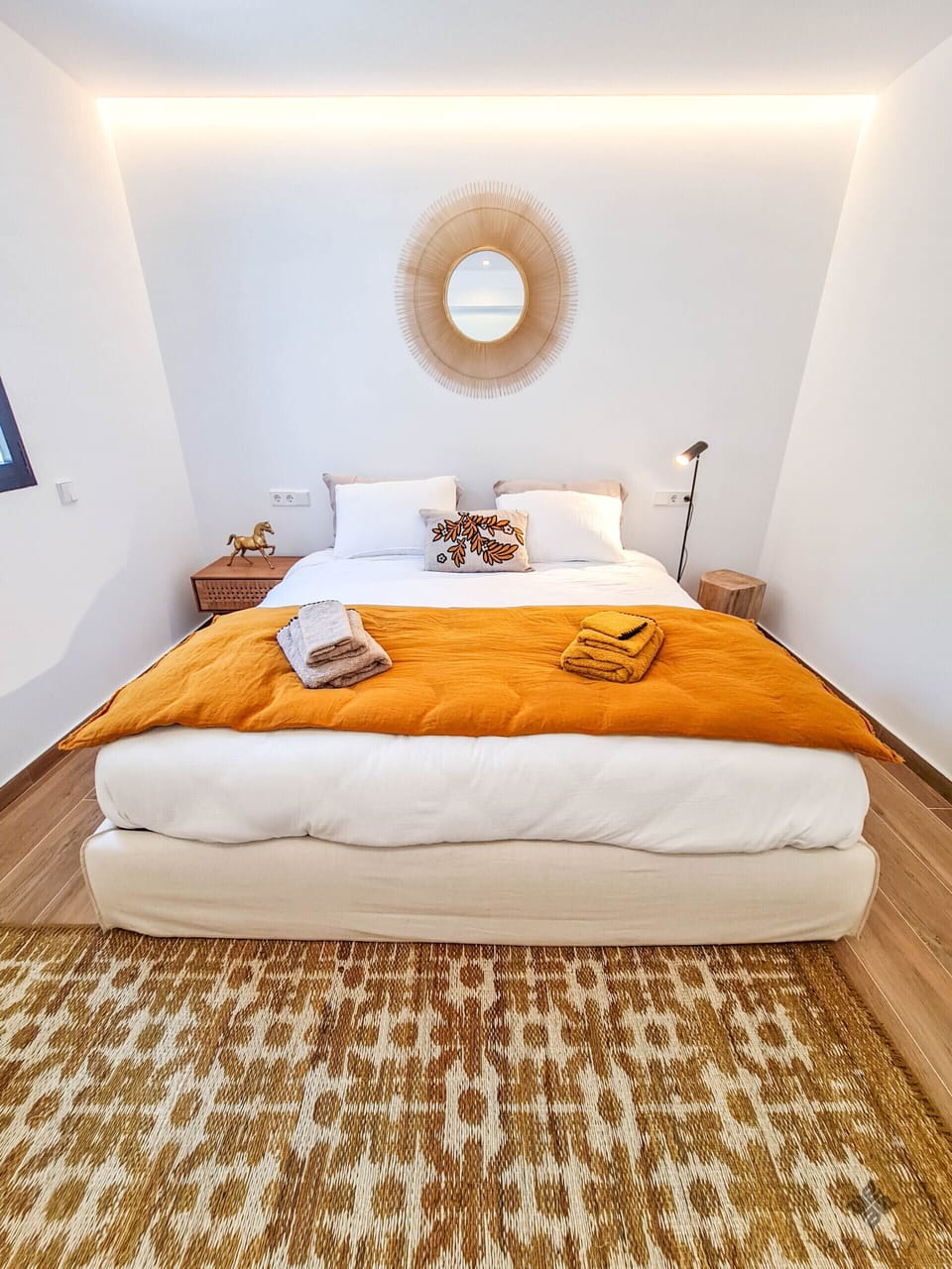 Bedroom with king size bed 180cm.