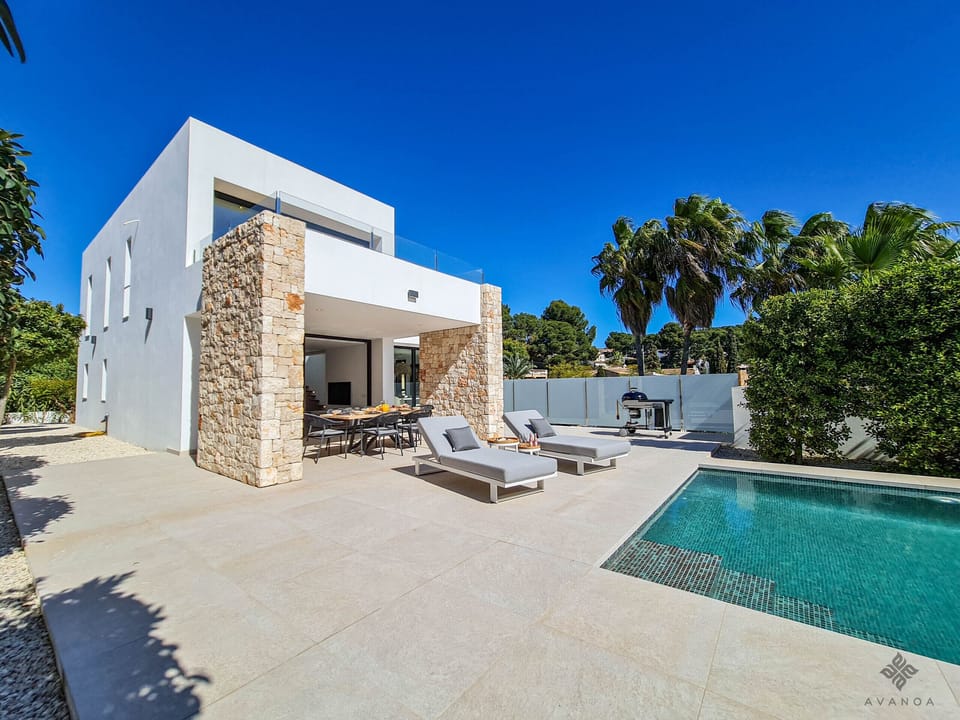 Beautiful Villa in Benissa with swimming pool, terrace and garden, equipped with furniture to enjoy a pleasant stay.