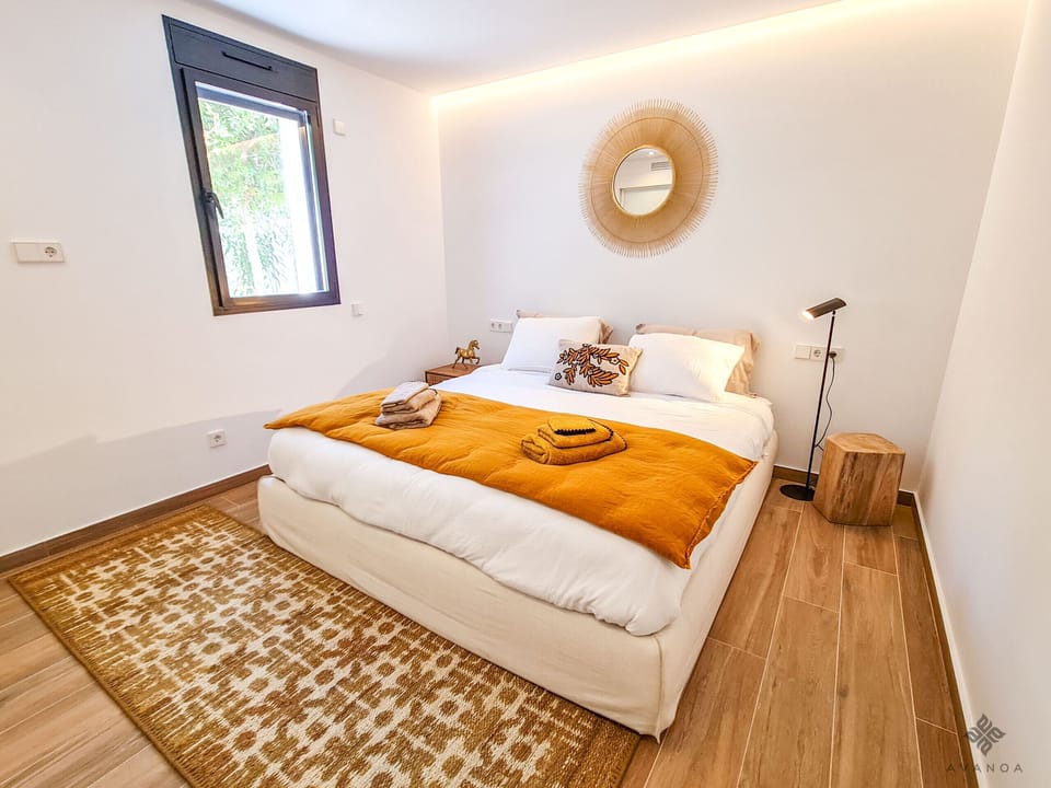 Bedroom with king size bed 180cm.