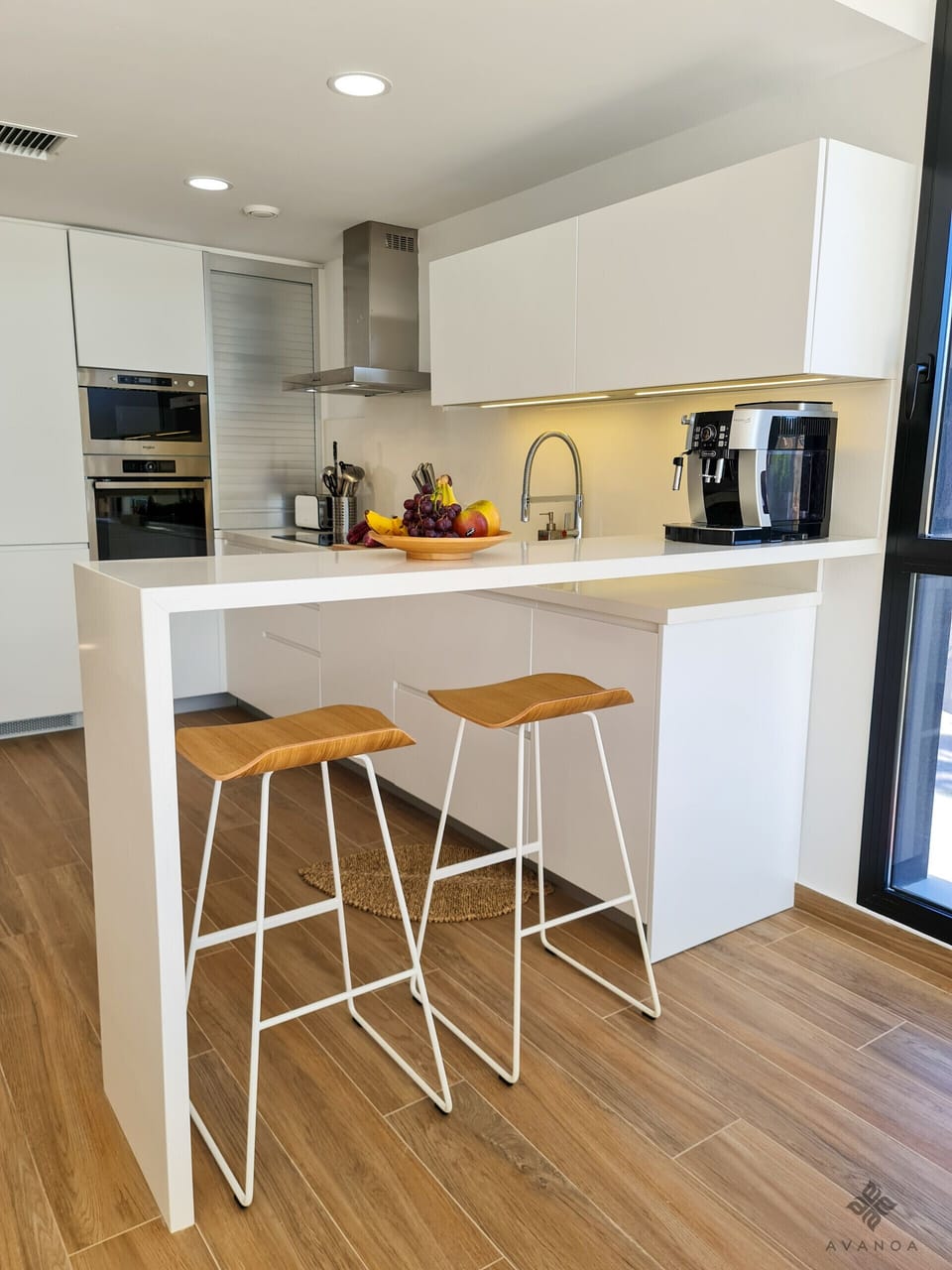 Spacious and well equipped American kitchen, with natural light thanks to the huge windows of the Villa.