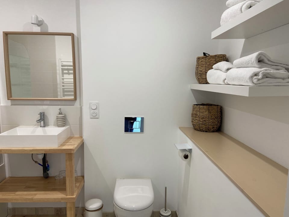 Quadruple Room | Bathroom | Hair dryer, towels, soap, shampoo