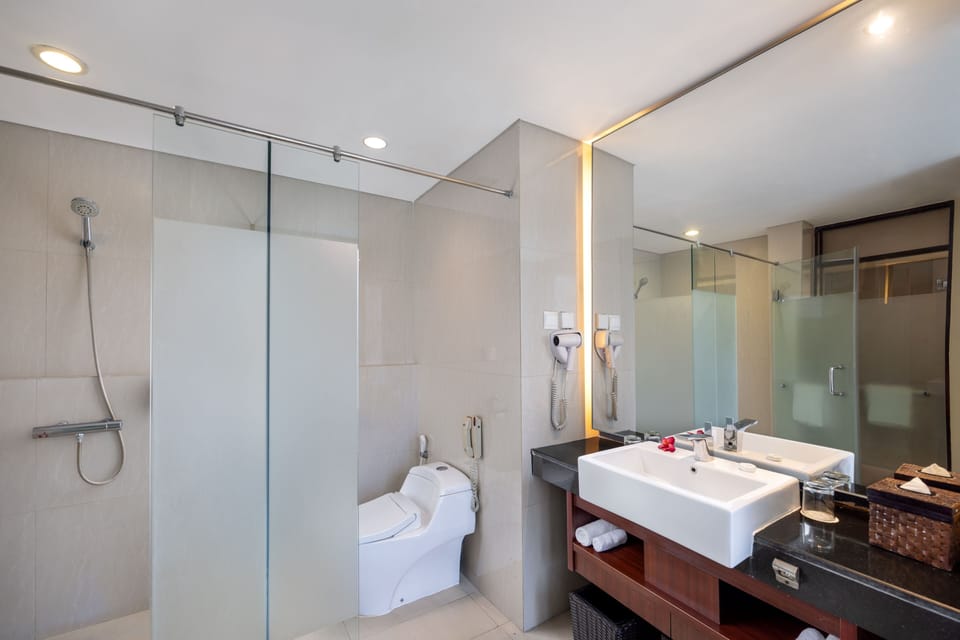 Deluxe Twin Room, Pool View | Bathroom | Separate tub and shower, deep soaking tub, free toiletries, hair dryer