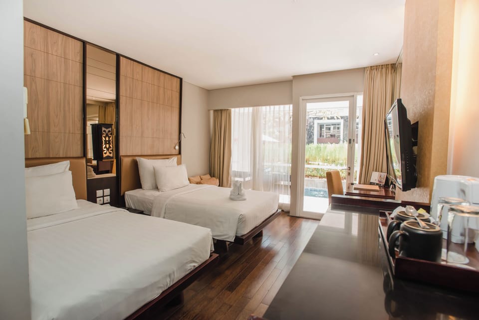 Deluxe Plunge Pool | Premium bedding, in-room safe, desk, blackout drapes