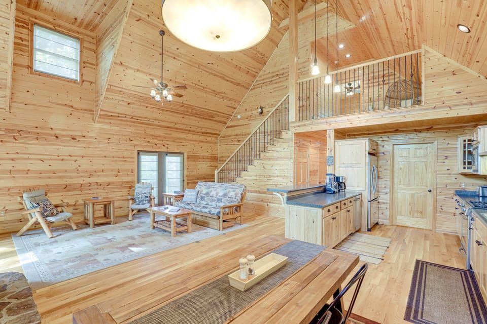 Dining Area | Dishware/Flatware Provided