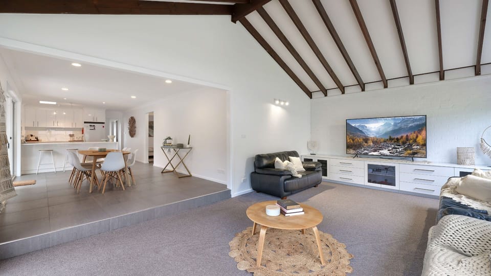 150 South | Lounge room | Dining room | Smart TV | WiFi