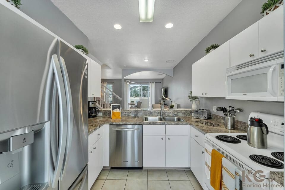 Semi-open and fully equipped kitchen