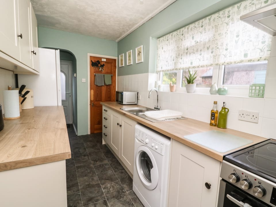 Cottage | Private kitchen | Fridge, microwave, electric kettle, toaster