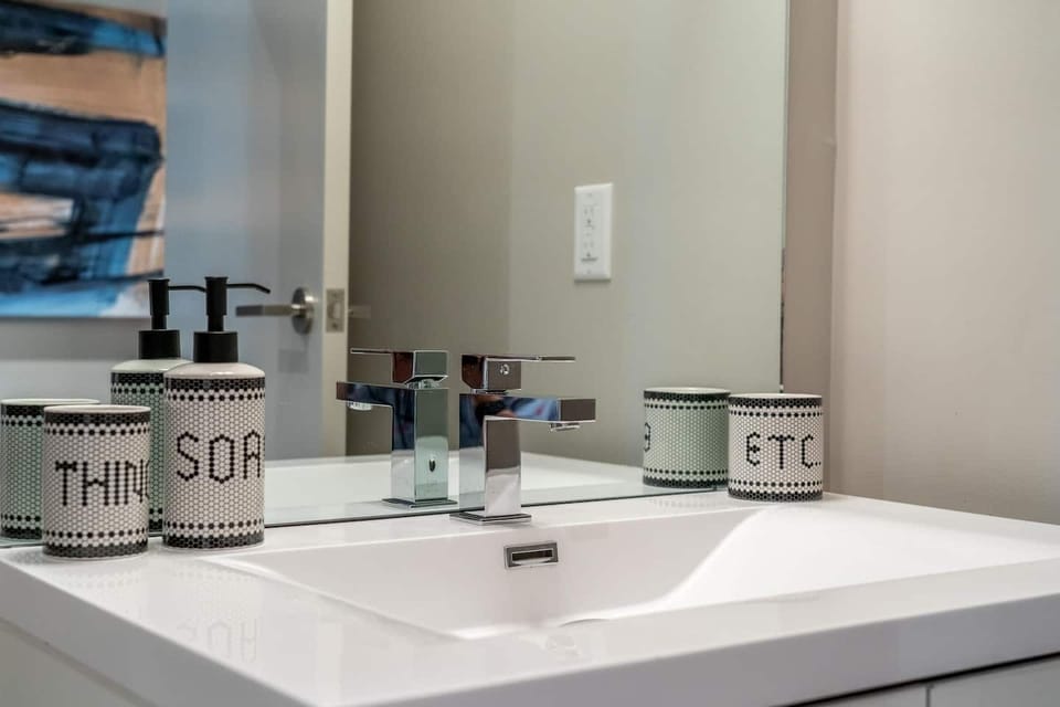 Guests will find basic bathroom essentials such as towels, toilet paper, shampoo, conditioner, body wash, and hand soap. We typically provide enough for about one week of use. Please note that facial tissues and lotion are not provided.