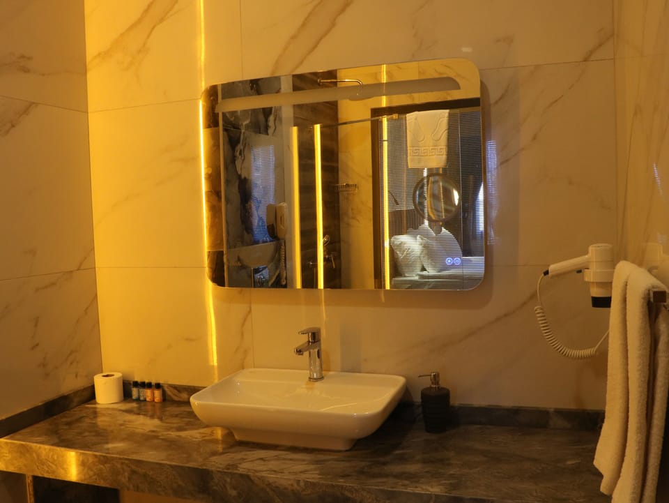 Superior Quadruple Room | Bathroom sink