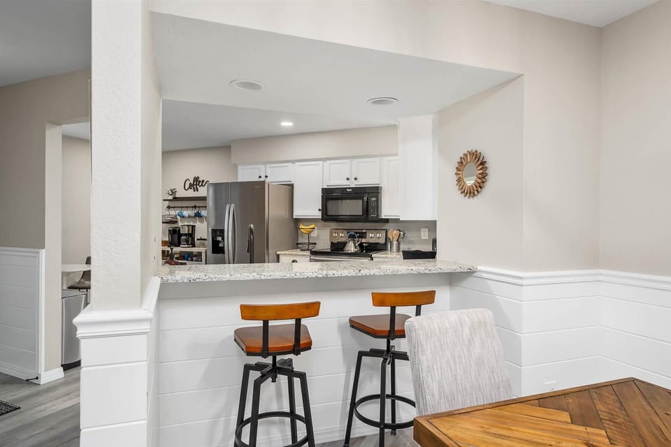 Eating area between kitchen and dining table.