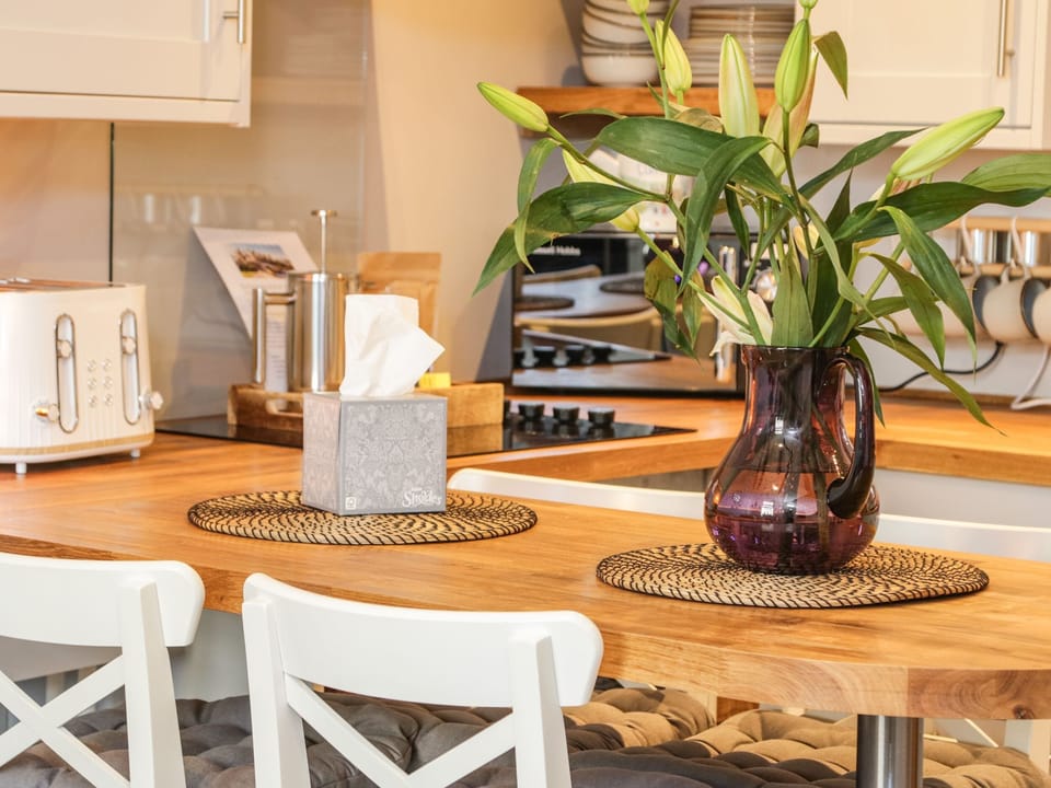 Cottage | Private kitchen | Fridge, microwave, electric kettle, toaster
