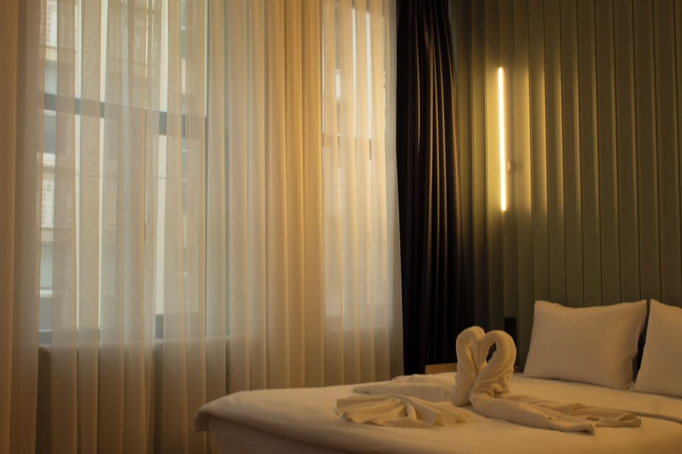 Deluxe Double Room | Egyptian cotton sheets, premium bedding, Tempur-Pedic beds, desk