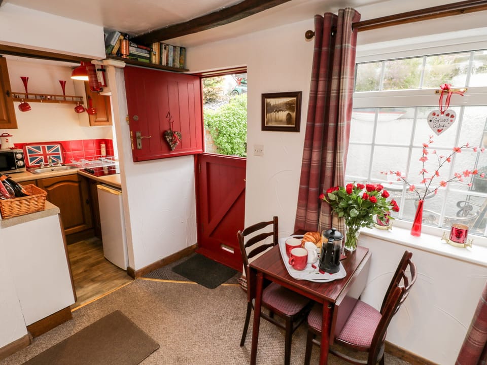 Cottage | Private kitchen | Fridge, cookware/dishes/utensils