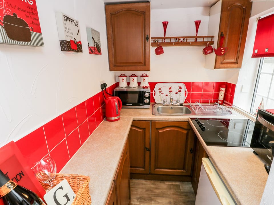 Cottage | Private kitchen | Fridge, cookware/dishes/utensils