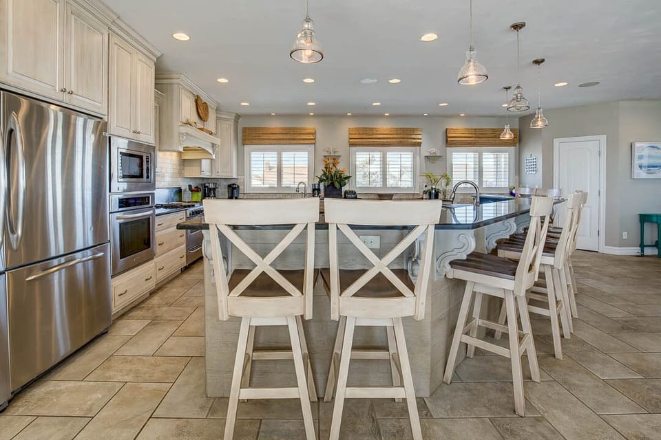 Mid-Level Kitchen with Bar (seats 8)