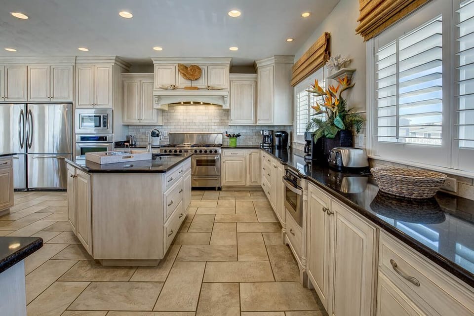 Mid-Level Kitchen with Bar (seats 8)