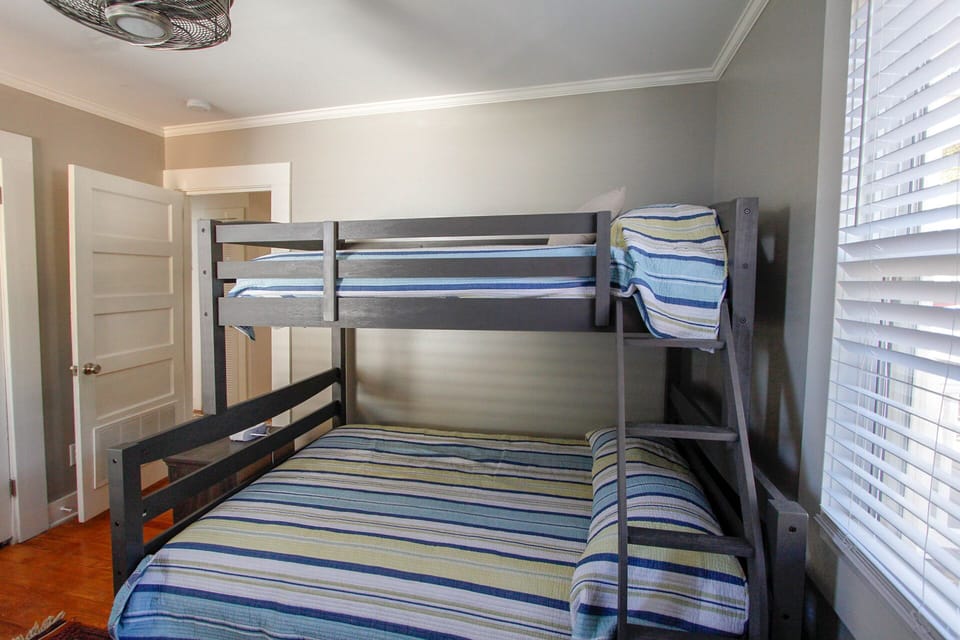 Bunk room with Full and Twin Bunk Bed
