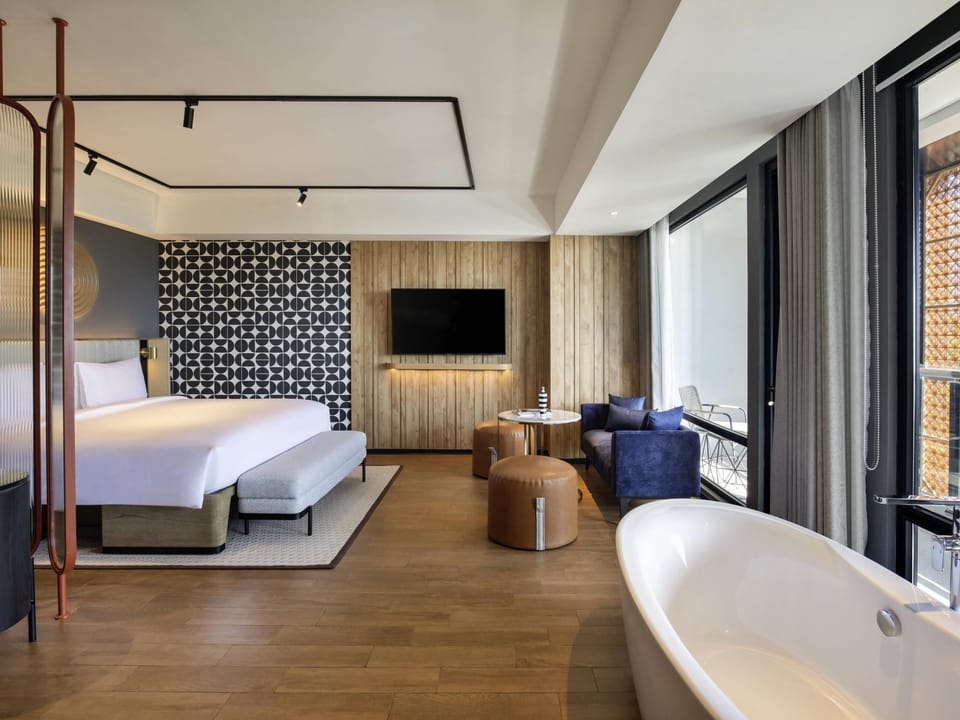 Comfort Suite, 1 King Bed, Ocean View (TRIBE XL) | Minibar, in-room safe, blackout drapes, soundproofing