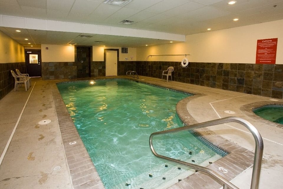 Pacific Winds Indoor Pool - Year Round Indoor Heated Swimming Pool And Hot Tub
