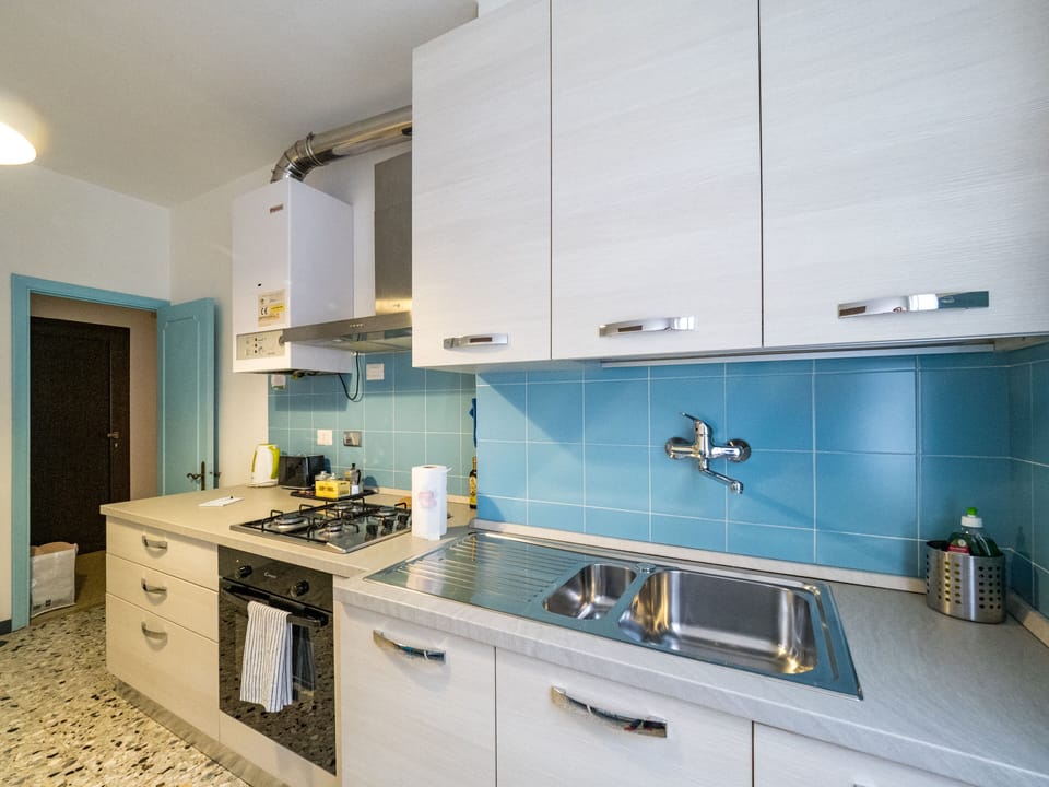 Apartment, 2 Bedrooms, Kitchen | Private kitchen | Full-size fridge, oven, stovetop, coffee/tea maker