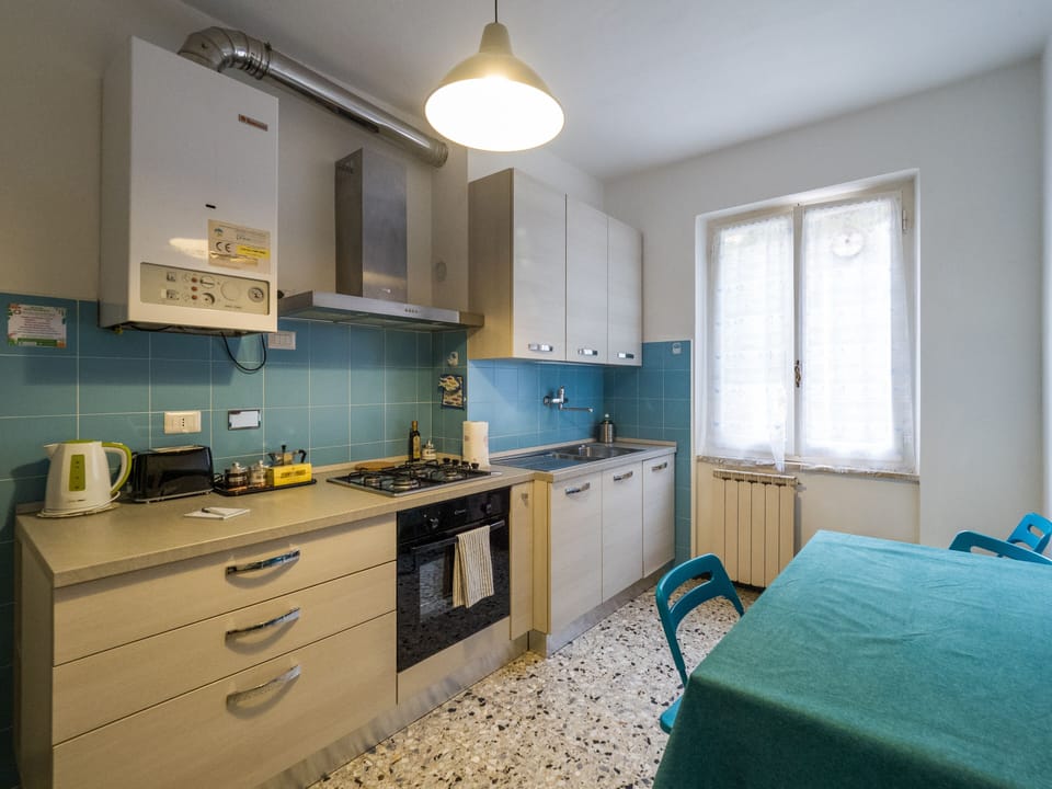 Apartment, 2 Bedrooms, Kitchen | Private kitchen | Full-size fridge, oven, stovetop, coffee/tea maker