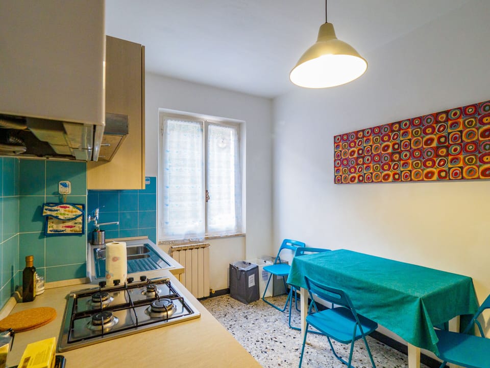 Apartment, 2 Bedrooms, Kitchen | Private kitchen | Full-size fridge, oven, stovetop, coffee/tea maker