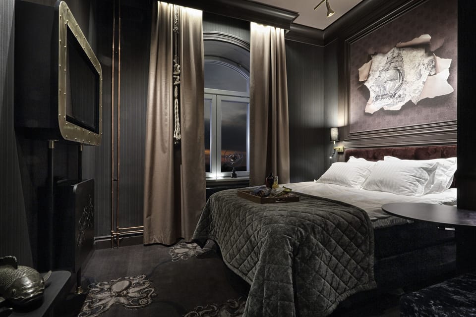 Suite, 1 King Bed, Non Smoking, Sauna | In-room safe, blackout drapes, iron/ironing board, WiFi (free)