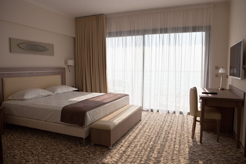 Superior Room, Sea View (Single) | Bathroom | Free toiletries, hair dryer, bathrobes, slippers