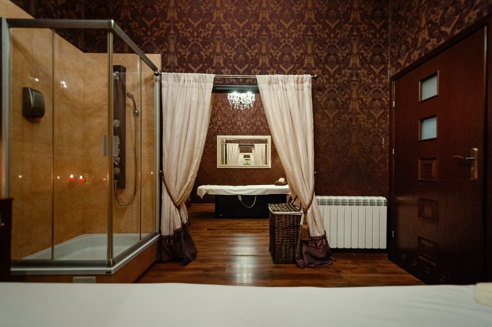 Couples treatment rooms, body treatments, hot stone massages