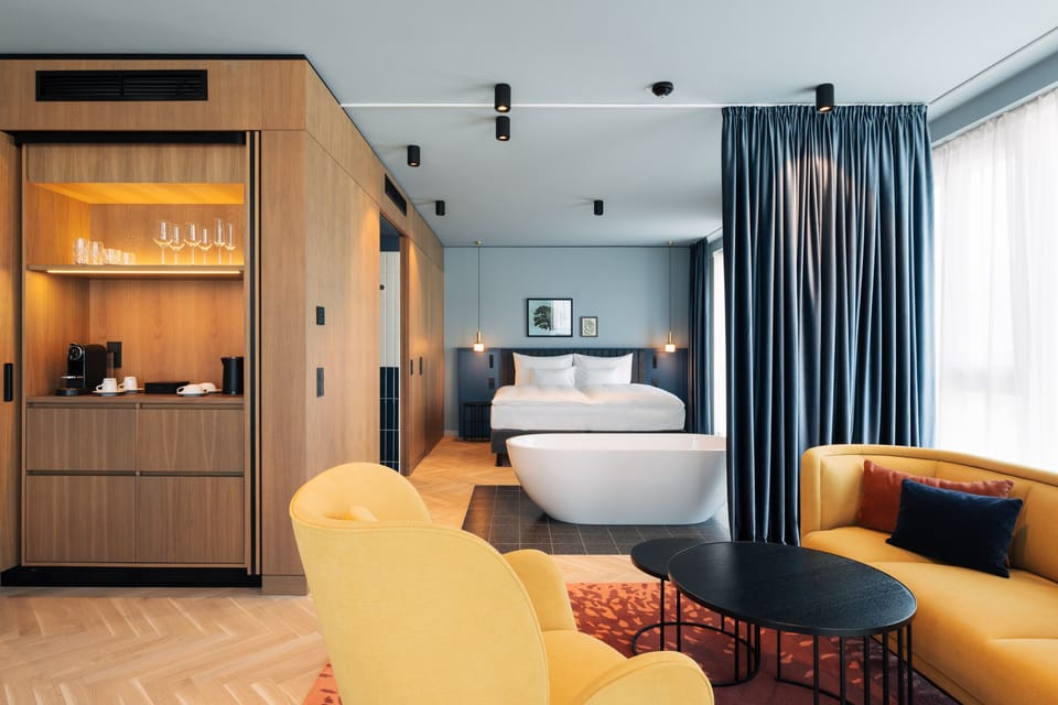Suite (castle view) | Hypo-allergenic bedding, in-room safe, desk, laptop workspace