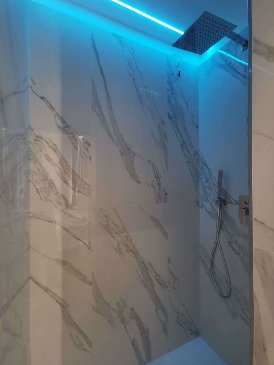 Luxury Double Room | Bathroom | Shower, rainfall showerhead, hair dryer, bidet