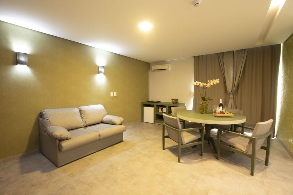 Grand Suite | Minibar, in-room safe, desk, laptop workspace