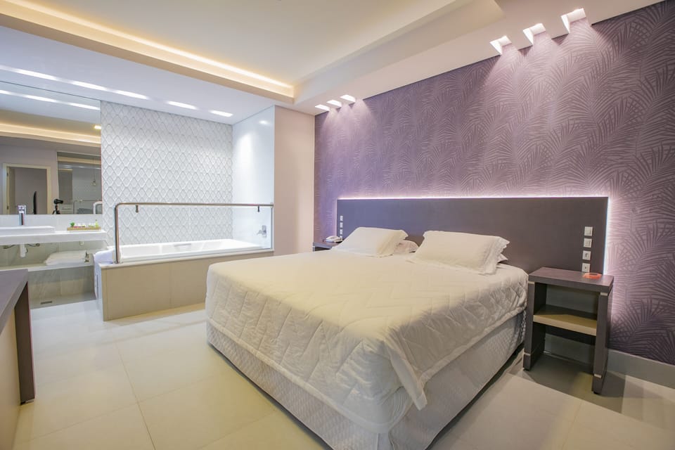 Grand Suite | Minibar, in-room safe, desk, laptop workspace