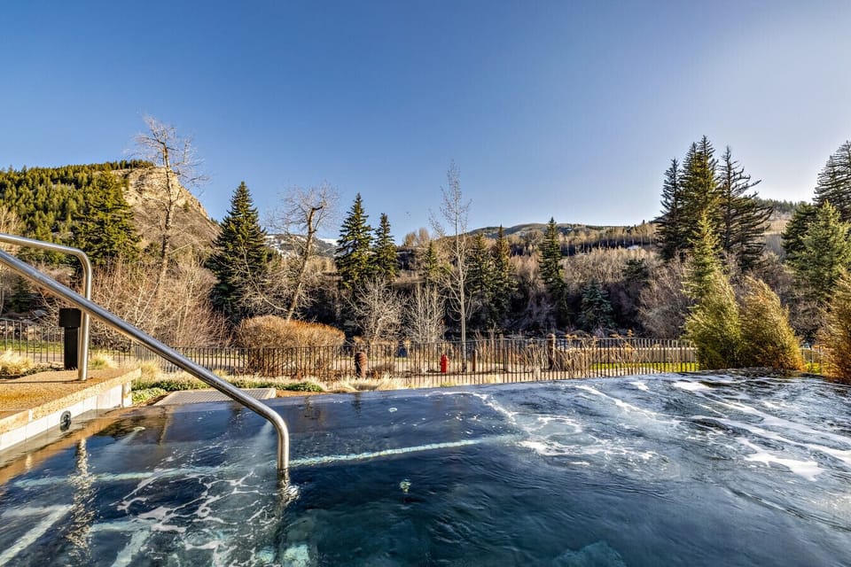 Resort outdoor 3 huge hot tubs! Soak in the fresh mountain air...