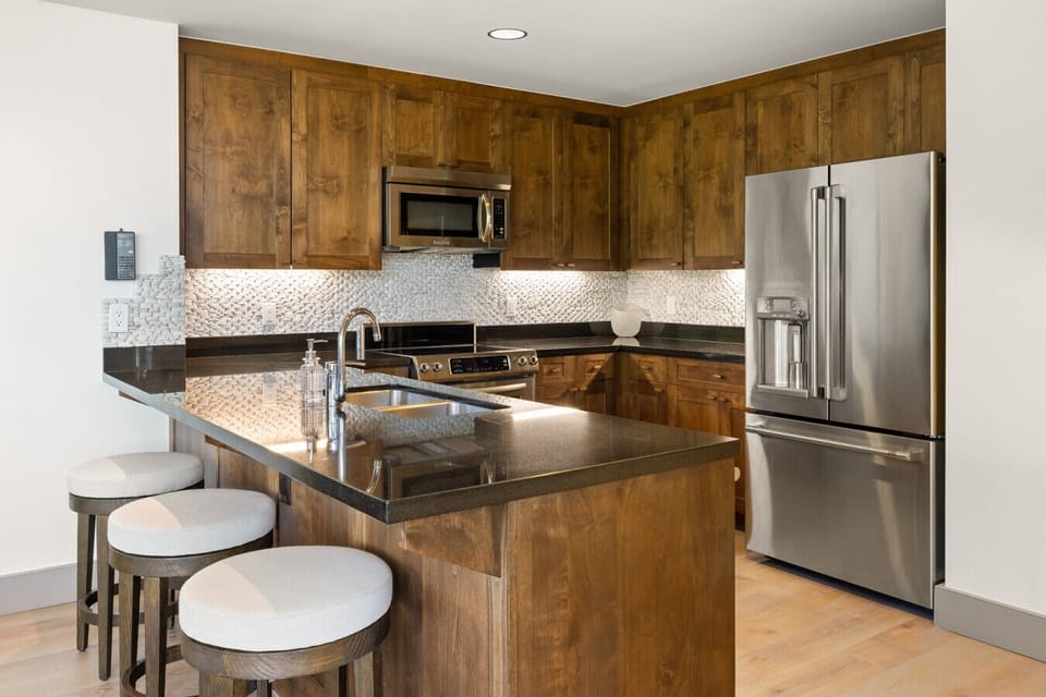 Fully stocked kitchen, modern high-end appliances. Filtered water/ice maker on refrigerator.