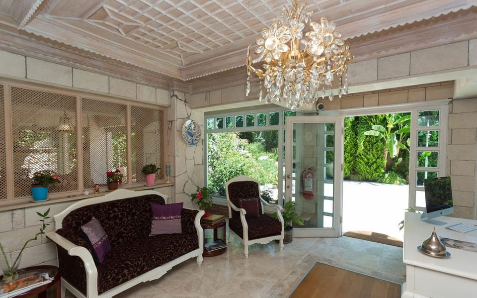 Lobby lounge