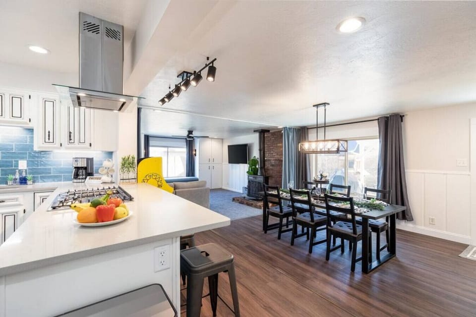 Spacious dining and kitchen area