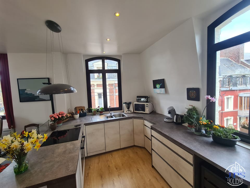 Elite Apartment, Ensuite, City View (Le phare Dieppois) | Shared kitchen | Highchair