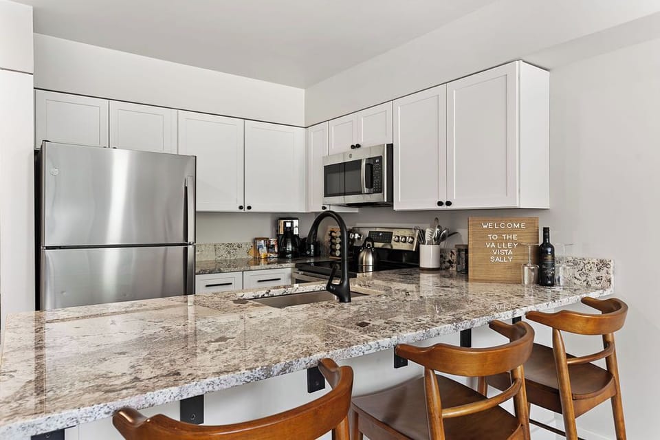 Full kitchen w/ breakfast bar