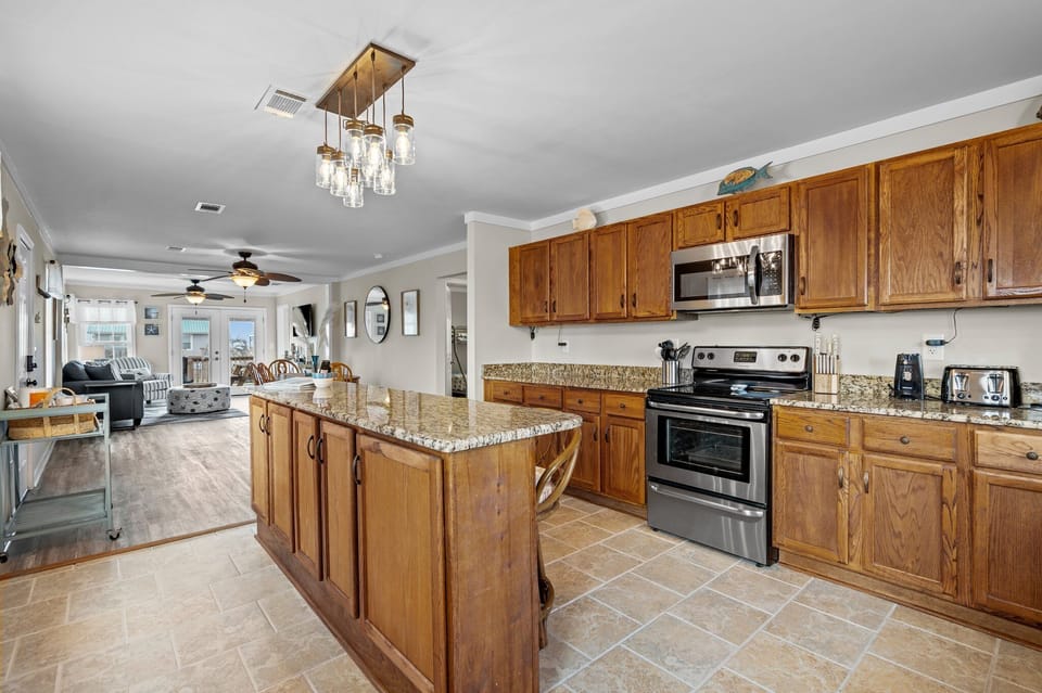 Large open area kitchen - FULLY stocked with all your cooking needs!
