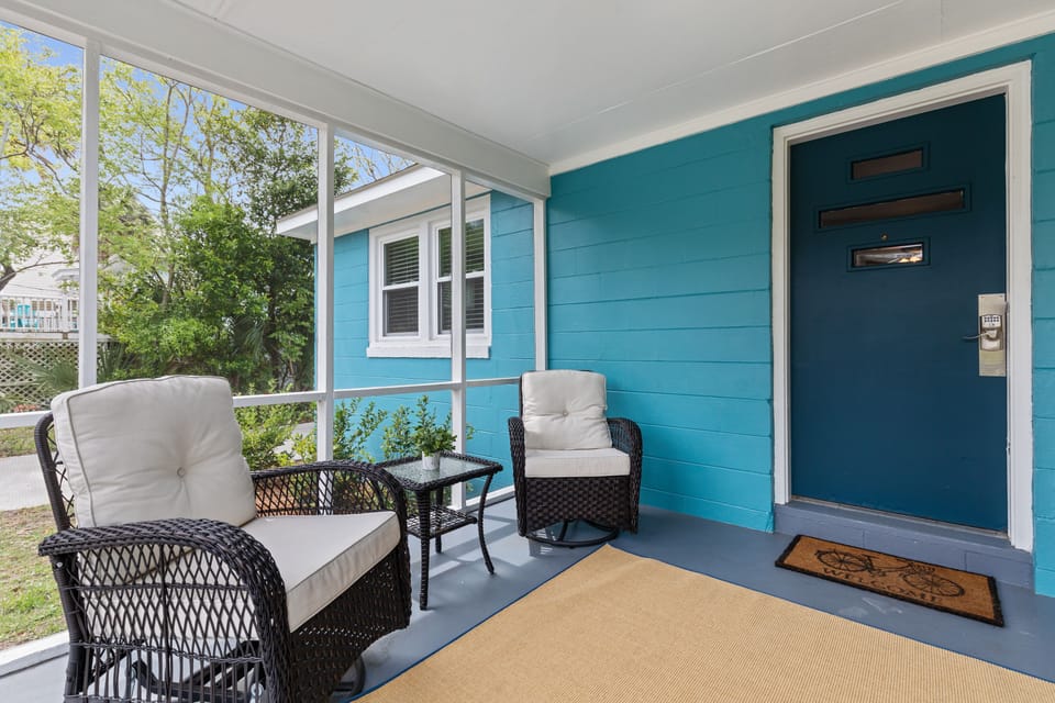 Screen in patio with comfortable seating
