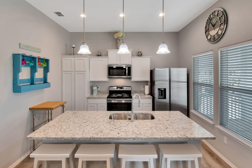 Fully Stocked Kitchen!
