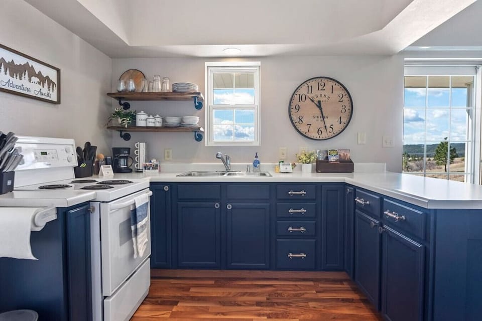 The kitchen is well equipped. Makes mealtime so easy..