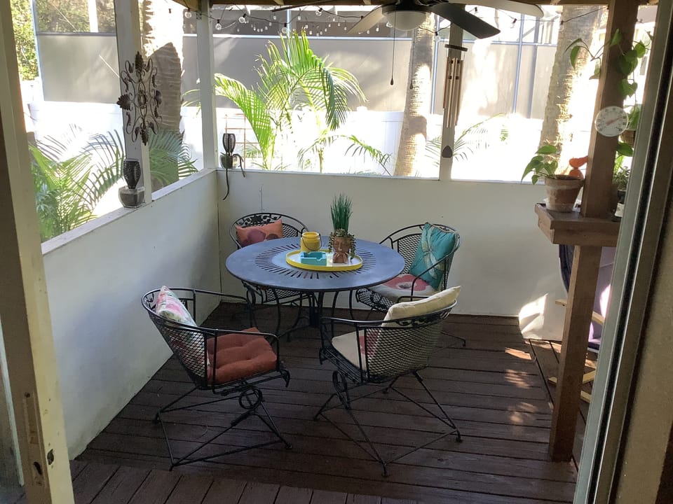 Screened patio(Smoking Allowed)