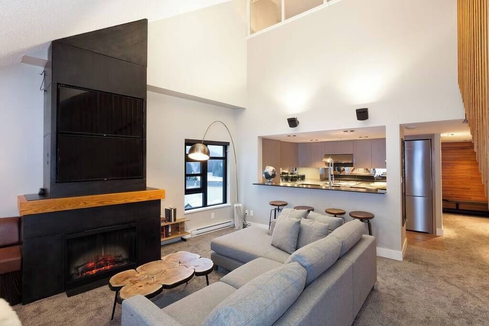 Livingroom with Mountain View